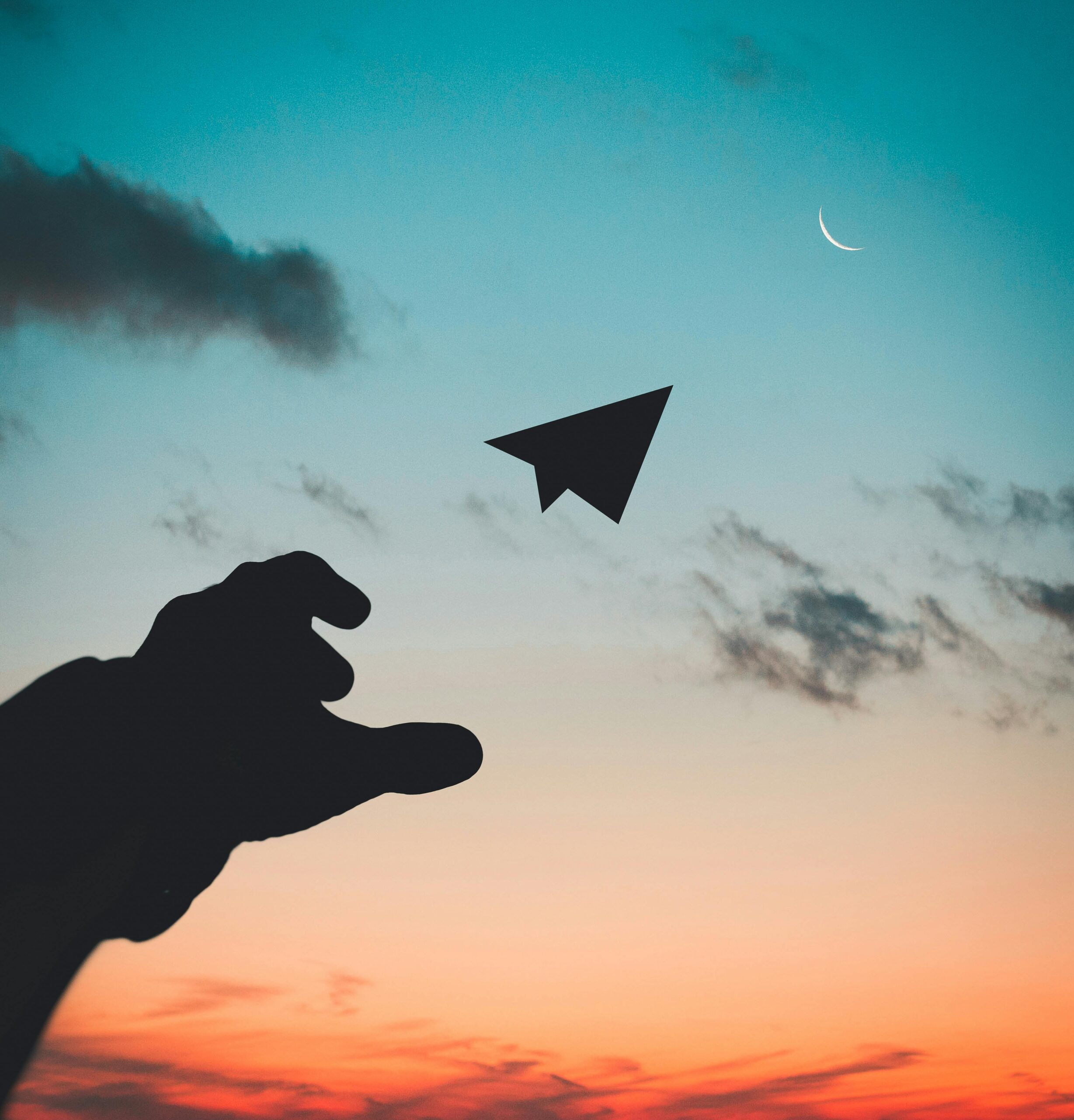 Una mano che lancia un aereo di carta verso il cielo