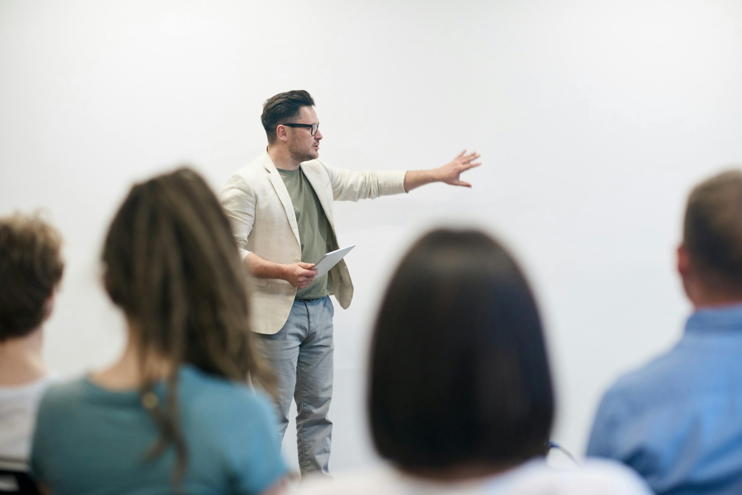 Un formatore che spiega ad un'aula di persone interessate