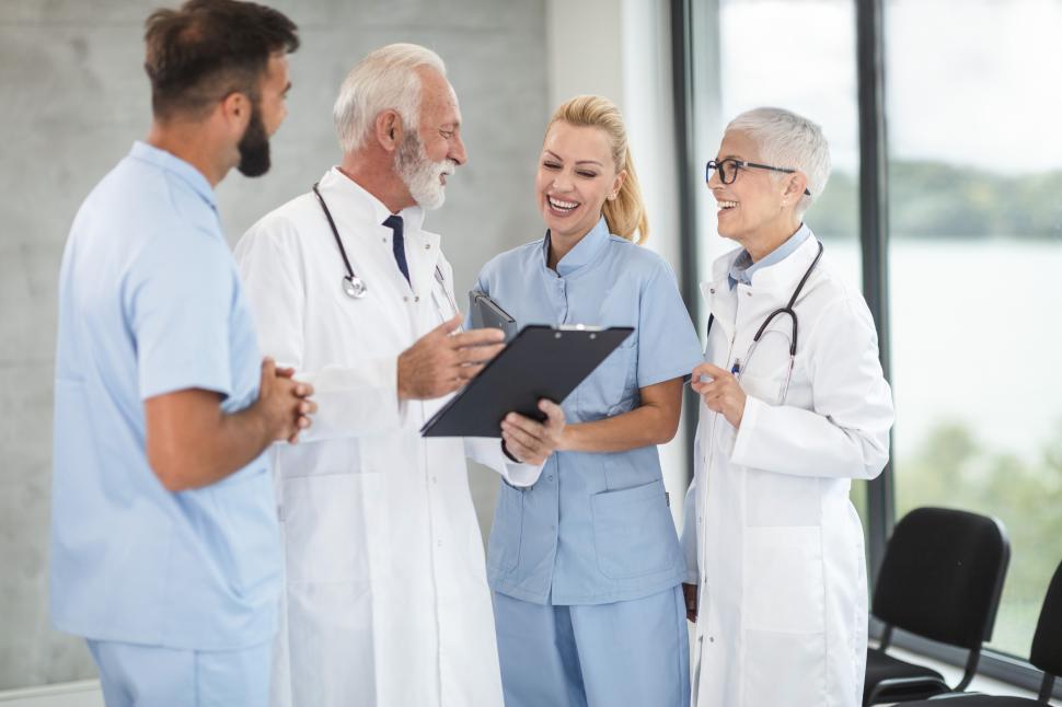 Un gruppo di medici e infermieri che ridono