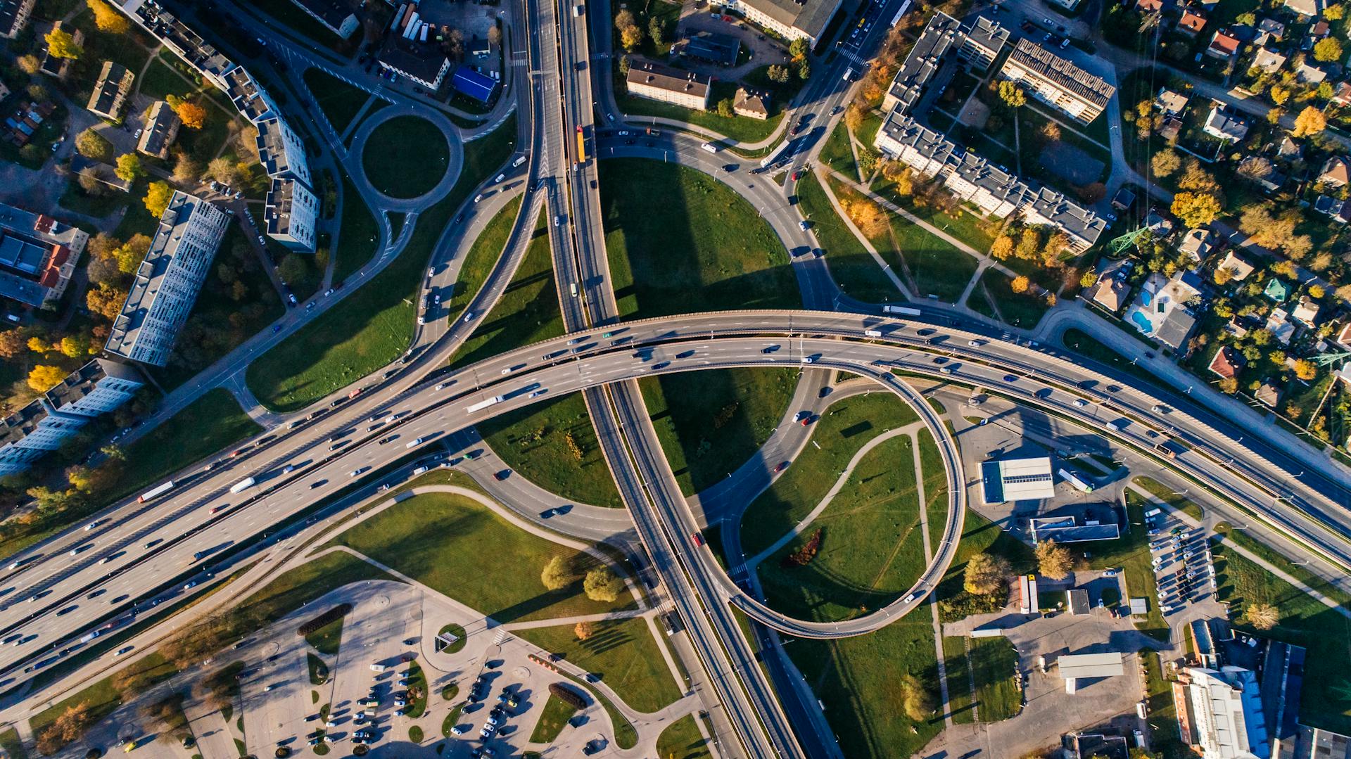Veduta aerea di un raccordo autostradale