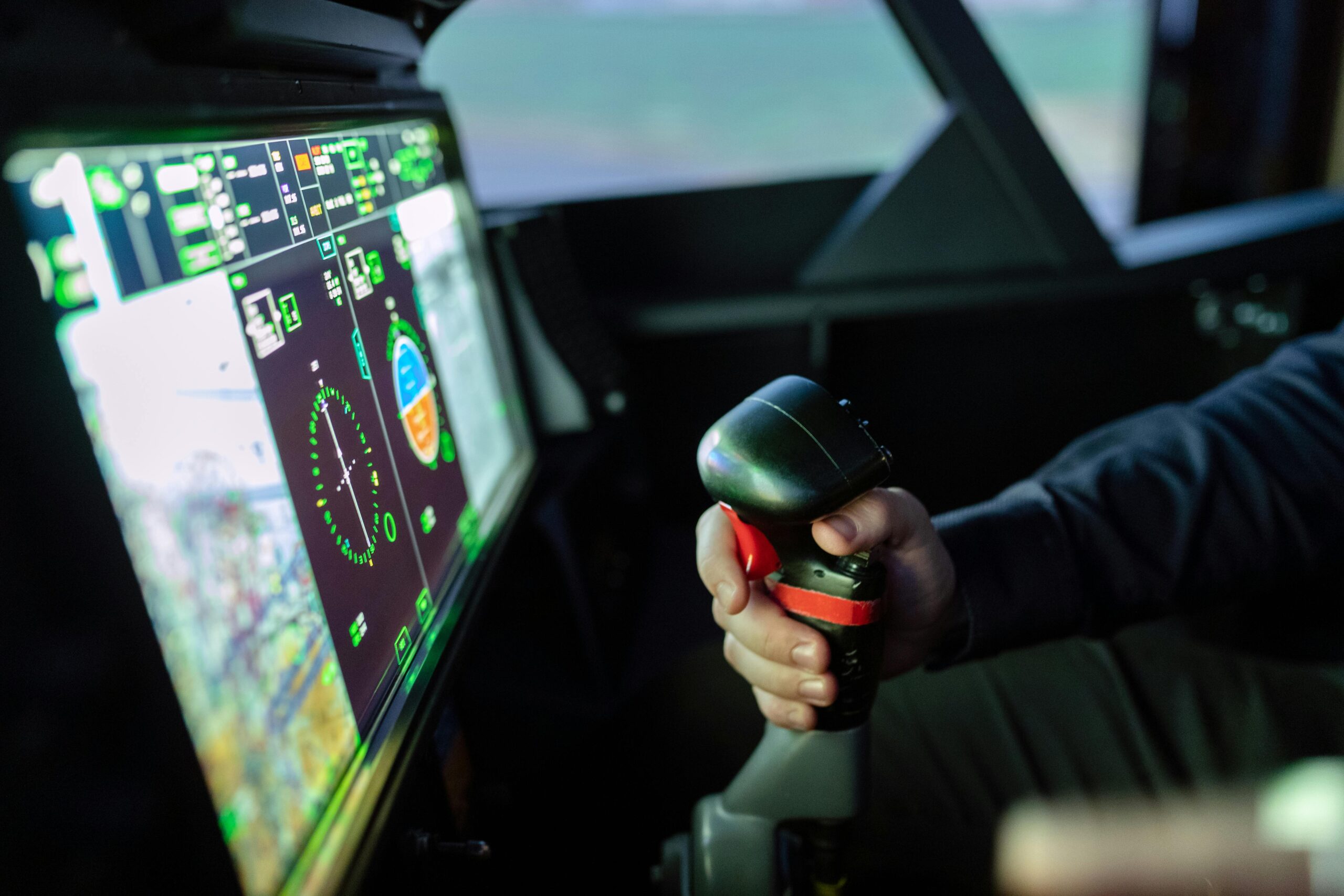 Primo piano della mano di un pilota che comanda la cloche di un aereo